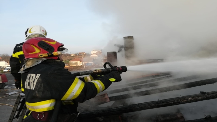 Incendiu violent, la o fostă stație de carburanți din Arad: o victimă